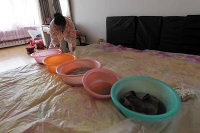 武隆楼上漏水，住户失联，小区没物管，业主维权难！律师来支招……